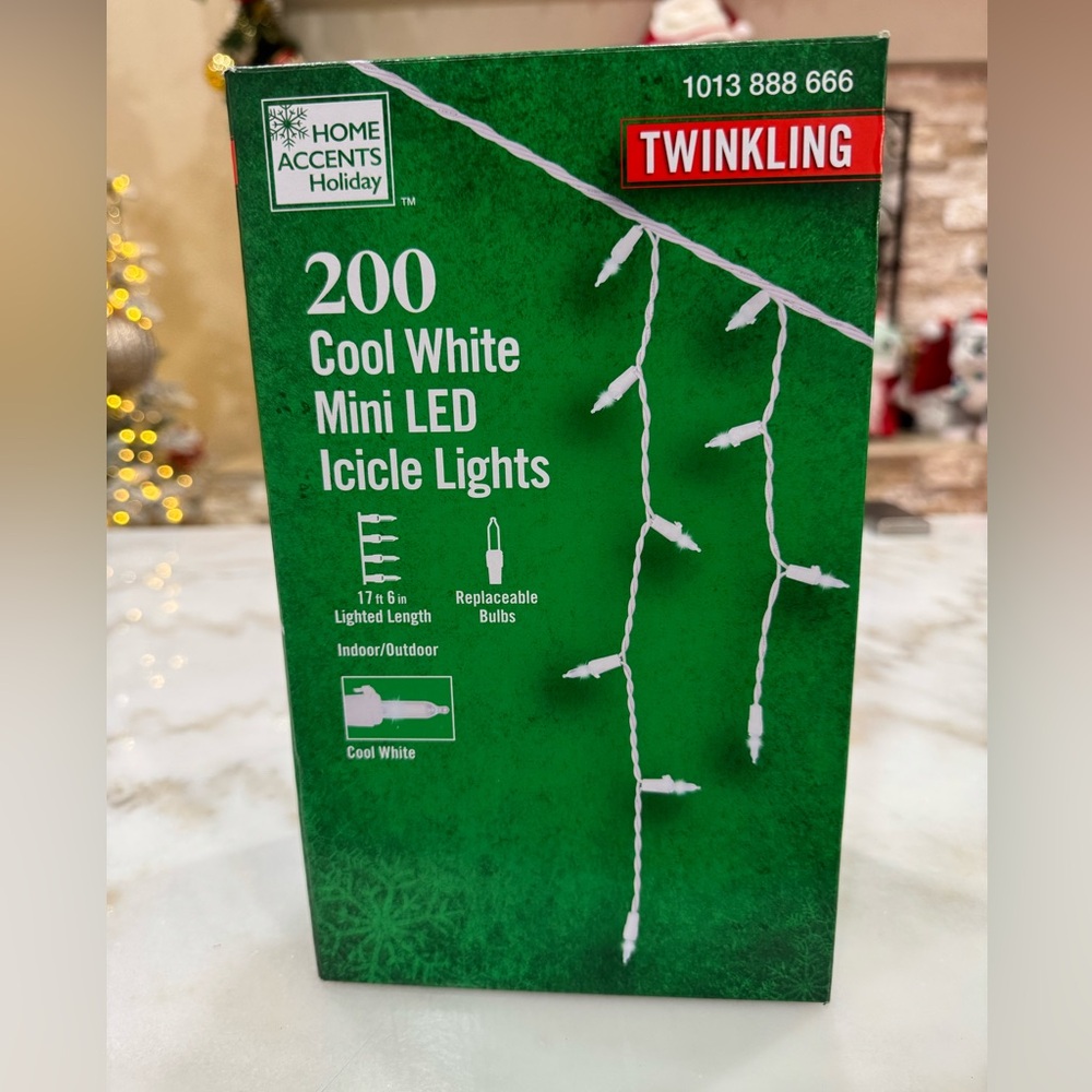 Home Accents Holiday 200 "Twinkling" LED Icicle Lights Cool White Xmas Weddings